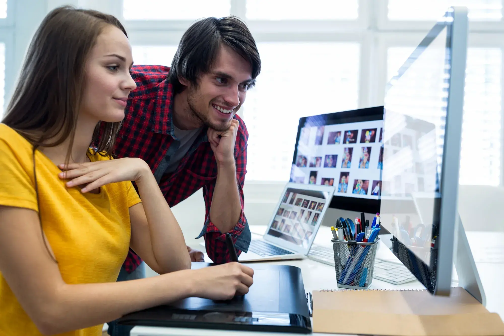 Web de una agencia de turismo creada con Phuyu Tech, vista en laptop y en celular