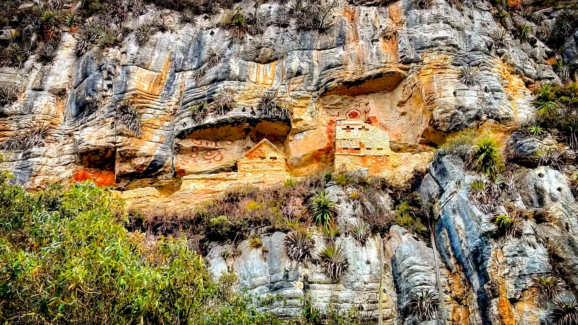 Mausoleos de Revash pintados de rojo y blanco en el acantilado